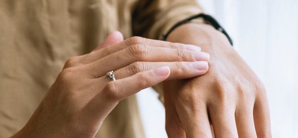 Nässelutslag hos vuxna och barn – lindring och behandling
